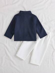 SHEIN 男婴两件套短袖衬衫，带纽扣和口袋，T恤上衣搭配松紧腰短裤，休闲复古宽松舒适套装，夏季新品 - 藏蓝色 - 查看 2