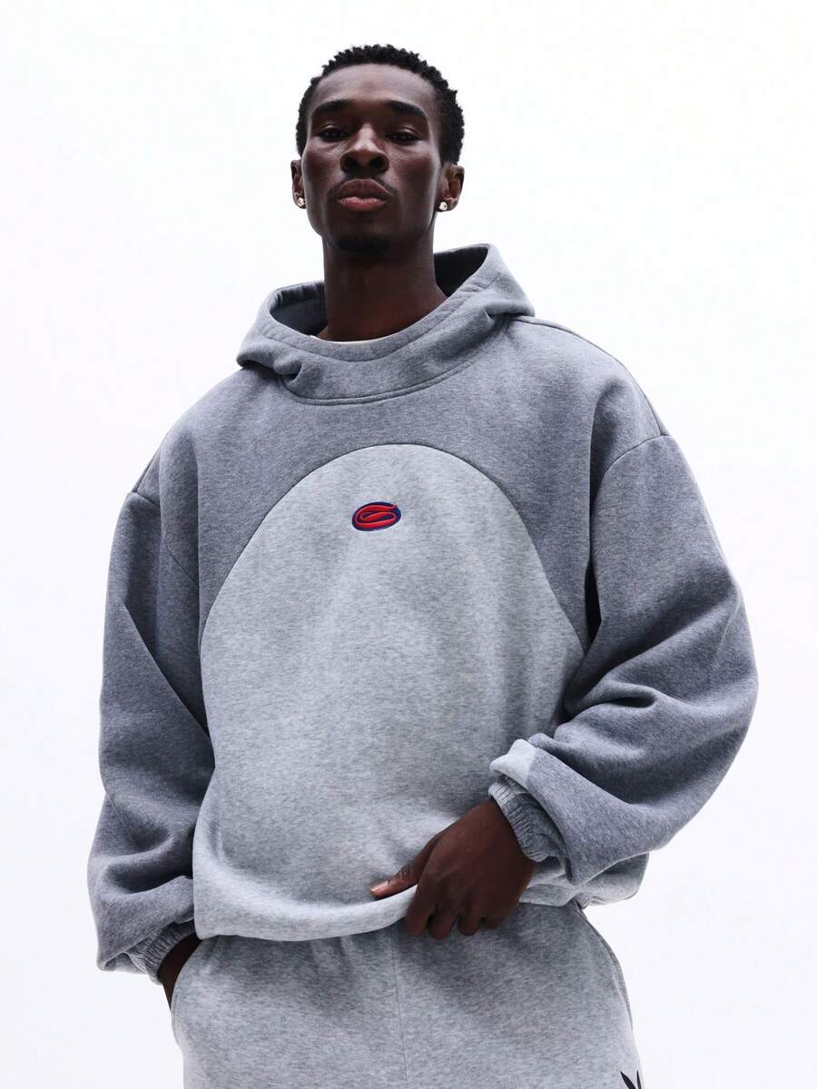 SUMWON 常规款男士宽松圆形图案套头连帽衫，撞色Logo细节，休闲街头风纯色 - 灰色 - 查看 1