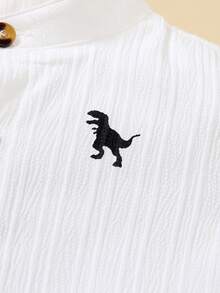 Souflis Souflis 两件套儿童男童校服，包括一件白色短袖衬衫（棕色纽扣，黑色恐龙印花）和一条蓝色束口短裤。舒适休闲，适合日常穿着。 - 白色 - 查看 6