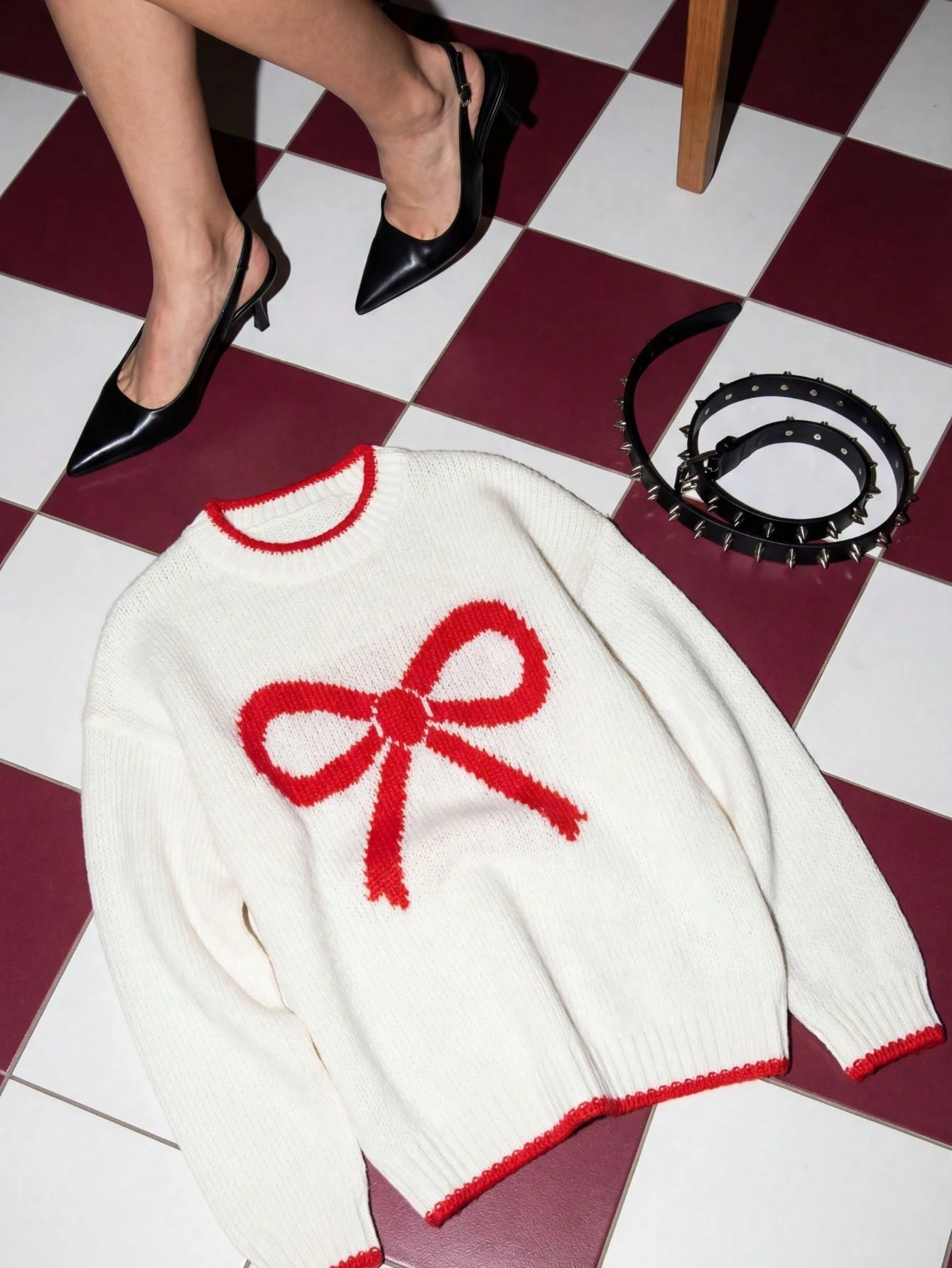 Gemütlicher oversized Pullover mit roter Schleife vorne, süß für Herbst und Winter