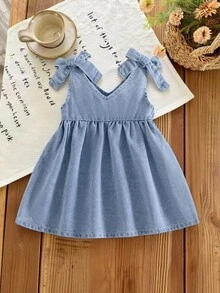 SHEIN Vintaside Kids 乡村风女婴无袖连衣裙，水洗浅蓝色，配有可拆卸蝴蝶结装饰，可爱俏皮，适合日常外出、休闲聚会、派对等场合，为春秋两季增添一抹亮丽色彩。 - 淺色水洗藍 - 查看 3