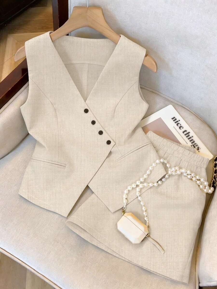 GlowEve CURVE Ensemble 2 pièces grande taille pour femmes - Gilet sans manches avec boutons et short, convient pour le trajet et les activités extérieures - Nude - Voir 1