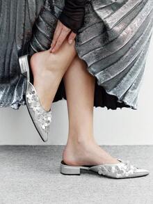 CUCCOO BIZCHIC Sandalias planas de punta puntiaguda con diseño floral metálico plateado para mujer, adecuadas para el transporte, cómodas y convenientes, de moda, vanguardistas, apropiadas para vacaciones y Navidad - Plateado - Ver 4