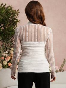 SHEIN Camiseta elegante de maternidad con cuello alto, encaje y volantes ajustada - Blanco - Ver 2