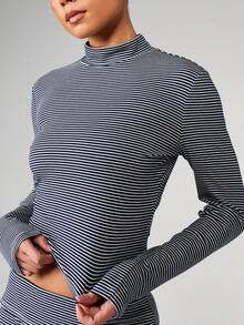 MISSGUIDED Conjunto de dos piezas con top corto de cuello alto de punto acanalado de manga larga y falda mini ajustada a juego - Azul y blanco - Ver 4