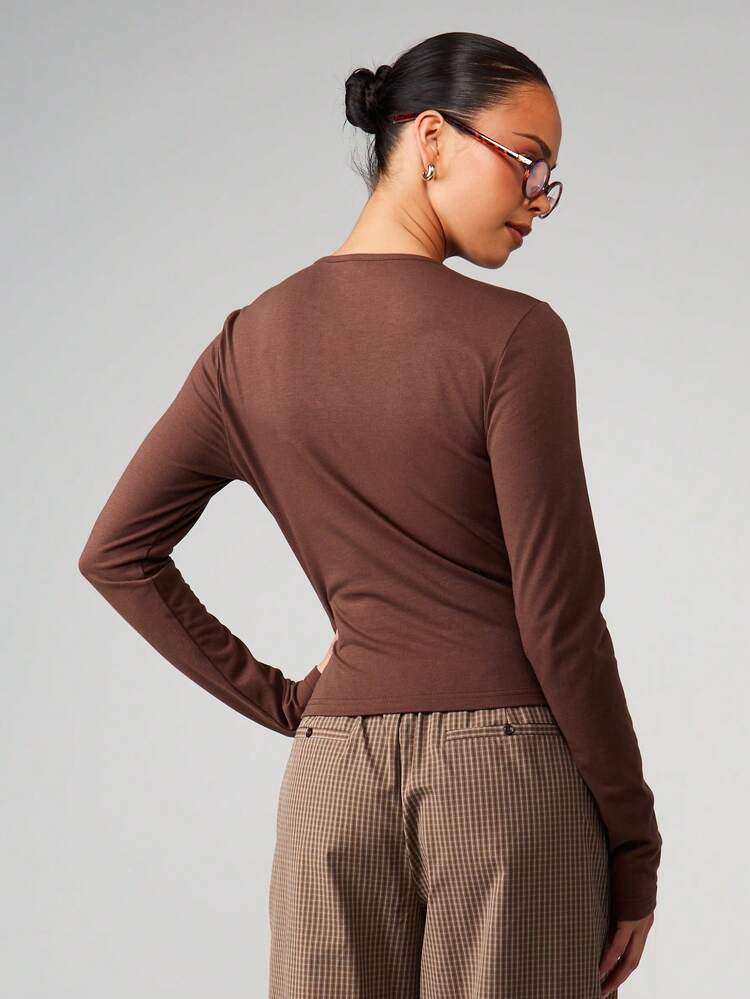 MISSGUIDED Top à manches longues col rond asymétrique avec boutonnage, silhouette ajustée et mode automne-hiver classique marron