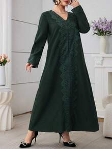 Al Najma Robe décontractée élégante à manches longues, col en V, avec volants, coupe ample et couleur unie - Vert sapin - Voir 4