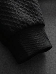 SLATEMANN Manfinity 休闲酷炫男士小格纹提花连帽衫，秋冬季拉链运动连帽衫，休闲度假风，适合度假、日常办公、聚会和商务场合。尤其适合简约百搭的穿搭风格。经典山本耀司系列风格，男士连帽衫，黑色拉链连帽衫。必备百搭单品，长袖上衣 - 黑色 - 查看 4