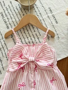 SHEIN LMoss Kids 一件式可爱女婴连体衣：休闲、简约、可爱的条纹连体衣，饰有通体印花和蝴蝶结。适合生日派对、晚宴、演出、婚礼、洗礼、开幕式、日常穿着、上学、郊游以及秋冬季节。 - 粉色 - 查看 5