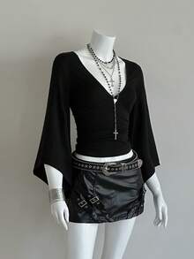 EgrlEra 深V领性感喇叭袖紧身T恤 - 黑色 - 查看 3