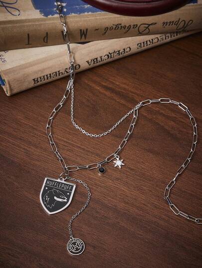 HARRY POTTER X SHEIN カレッジスタイルバッジペンダント、秋冬に使えるバーサタイルな雰囲気のネックレス