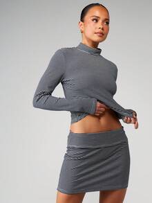 MISSGUIDED Conjunto de dos piezas con top corto de cuello alto de punto acanalado de manga larga y falda mini ajustada a juego - Azul y blanco - Ver 1