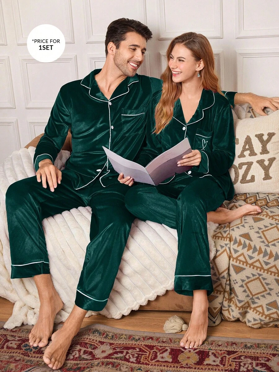 CoupledUp Conjunto de pijama de manga larga con botones de unicolor de terciopelo para hombre - Verde Oscuro - Ver 1