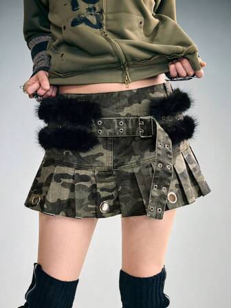 Grunge Punk Falda mini plisada de cintura ultra baja, sexy y vintage, con parches de camuflaje y detalles de metal con ojetes y pelaje