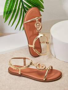SHUZIA Damen Gold Nautilus Muschel Dekor T-Riemen Metallic PU Gold Flache Sandalen - Elegant, Minimalistisch und Urlaubsbereit. - Gold - Übersicht 5