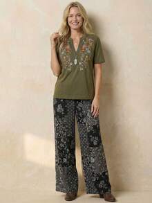 SHEIN LUNE Camiseta con bordado floral de cuello de muesca - Verde militar - Ver 3