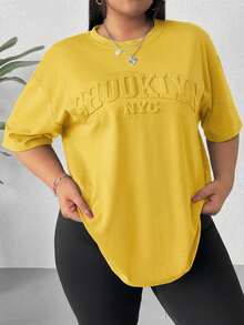SHEIN EZwear 大码女式字母压纹布鲁克林T恤 - 黃色 - 查看 1