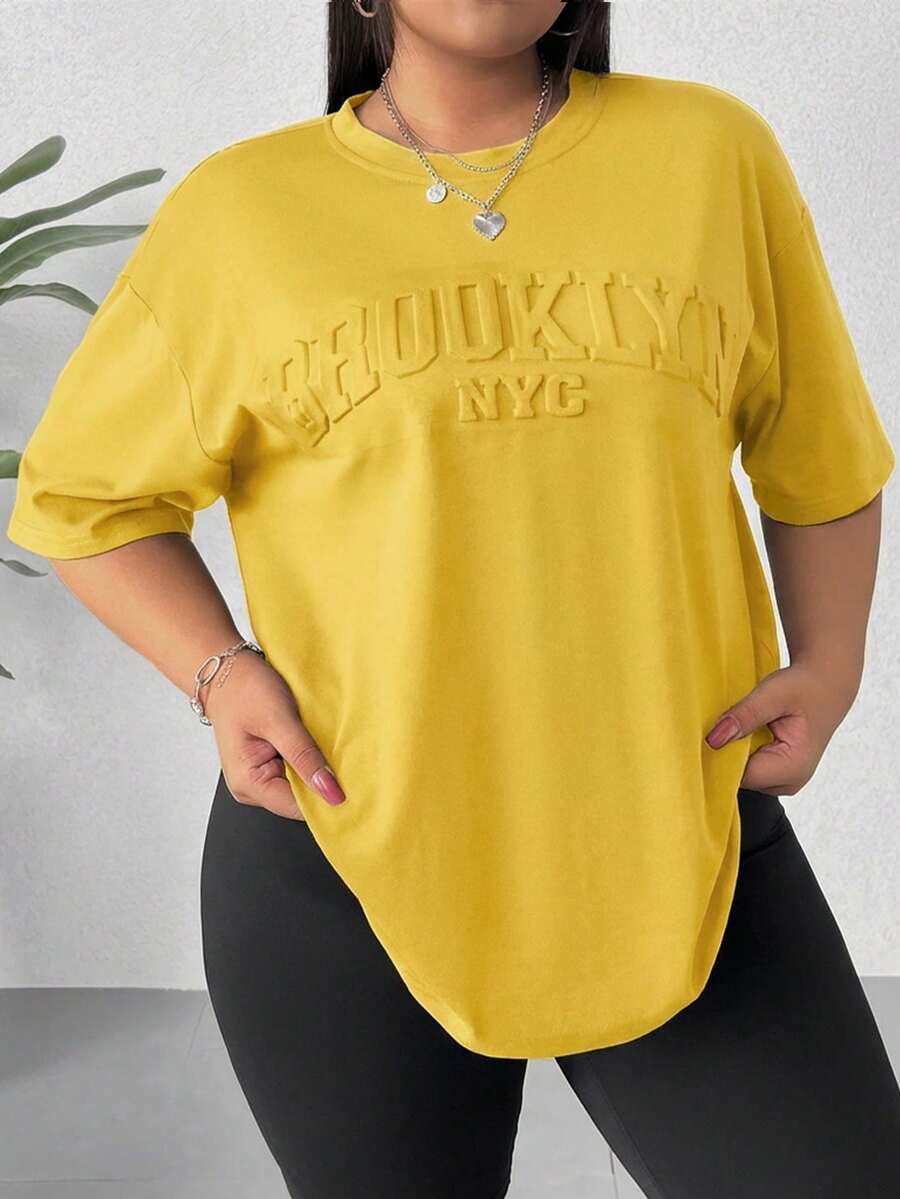 SHEIN EZwear 大码女式字母压纹布鲁克林T恤 - 黃色 - 查看 1