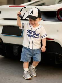 SHEIN Playful Pals 男婴时尚百搭白色棒球夹克短袖上衣搭配浅蓝色牛仔裤套装，白色短袖棒球运动服上衣带有蓝色花卉图案和深蓝色标志，休闲，做旧外观，柔软，舒适，可爱，休闲户外运动风格适合春夏外出、户外玩耍、度假、日常、旅行 - 彩色 - 查看 6