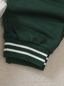 SHEIN Genkimix Kids 4-7岁男童学院风棒球夹克两件套 - 黑色针织开衫棒球夹克，白色袖子，字母“P”印花，配套印花运动裤，罗纹领口/袖口/下摆，松紧腰带，休闲运动风，适合春秋季日常穿着、上学、旅行 - 灰色 - 查看 5