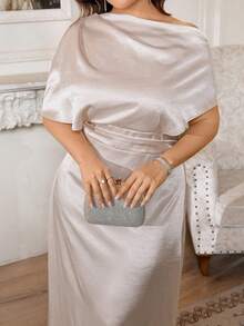 Firerie 大码优雅休闲度假简约单肩露肩褶皱缎面面料高端通勤办公百搭日常基础款直筒H型短袖连衣裙，春夏款 - 杏色 - 查看 7