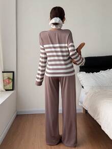 SHEIN Conjunto de pijama casual de mujer con cuello en V y estampado de rayas de manga larga - Caqui - Ver 2