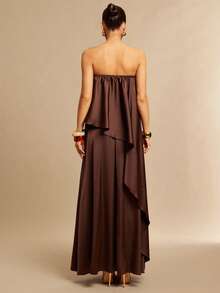 Silquee 这款女士醋酸纤维缎面无肩带上衣采用不对称下摆设计。优雅飘逸的棕色缎面无肩带上衣，简约的设计使其成为春夏的理想之选，尤其适合派对和宴会等场合。纯色设计也使其成为情人节、约会、婚礼、晚间外出和浪漫之旅的完美之选。这款上衣散发着既干练又柔美的魅力，是时尚的夏季上衣和度假必备单品。 - 咖啡棕 - 查看 2