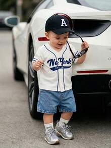 SHEIN Playful Pals 男婴时尚百搭白色棒球夹克短袖上衣搭配浅蓝色牛仔裤套装，白色短袖棒球运动服上衣带有蓝色花卉图案和深蓝色标志，休闲，做旧外观，柔软，舒适，可爱，休闲户外运动风格适合春夏外出、户外玩耍、度假、日常、旅行 - 彩色 - 查看 8