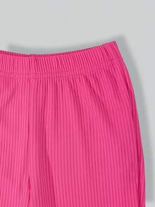 两件套女童休闲日常棕色蝴蝶结短袖T恤和黑色喇叭裤，可爱活泼的夏季套装