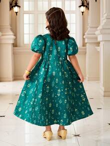 SHEIN 1 pieza Vestido maxi elegante de estilo vintage del Medio Oriente para fiesta y cumpleaños, con estampado de estrellas y lunas sobre base verde, con adornos florales dorados y mangas abultadas, corte holgado y línea A para niñas - Verde Oscuro - Ver 2