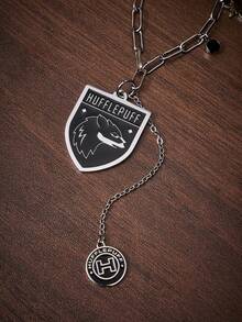 HARRY POTTER X SHEIN ¡Collar con colgante de casa! Colgante tipo insignia de estilo universitario, collar atmosférico versátil para otoño/invierno - Plateado - Ver 4