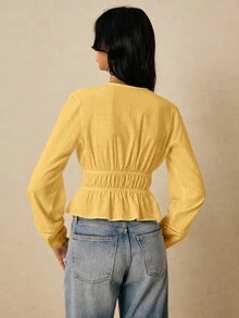 Poéselle Áo sơ mi nữ màu trơn cổ chữ V, vai thẳng, tay dài, thắt eo xếp ly, vạt áo nhún bèo. - Màu vàng - Xem 6