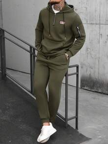 Manfinity Homme بدلة رياضية رجالية مكونة من بلوزة كنغر ذات جيب وسروال بخصر مطاطي، مزينة بطرز علم وطني، أكمام طويلة، مناسبة للاستخدام اليومي والرحلات - أخضر عسكري - مشاهدة 1