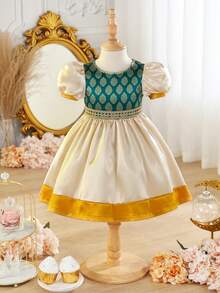 SHEIN Baby Mädchen Frühlingsstil Mittlerer Osten Rundhals Puffärmel Kontrastfarbiger Muster Satin Komfortables Kleid, geeignet für Feiertage oder Alltagstragen - Verschiedenfarbig - Übersicht 2
