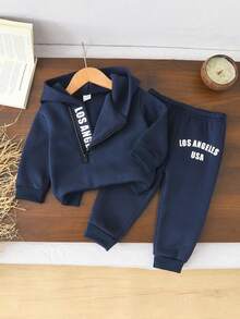 SHEIN 男婴字母印花连帽卫衣和松紧腰字母印花裤两件套，适合外出、休闲穿着，秋冬季节，男婴套装，灰色卫衣套装 - 藍色 - 查看 1