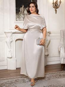 Firerie 大码优雅休闲度假简约单肩露肩褶皱缎面面料高端通勤办公百搭日常基础款直筒H型短袖连衣裙，春夏款 - 杏色 - 查看 1