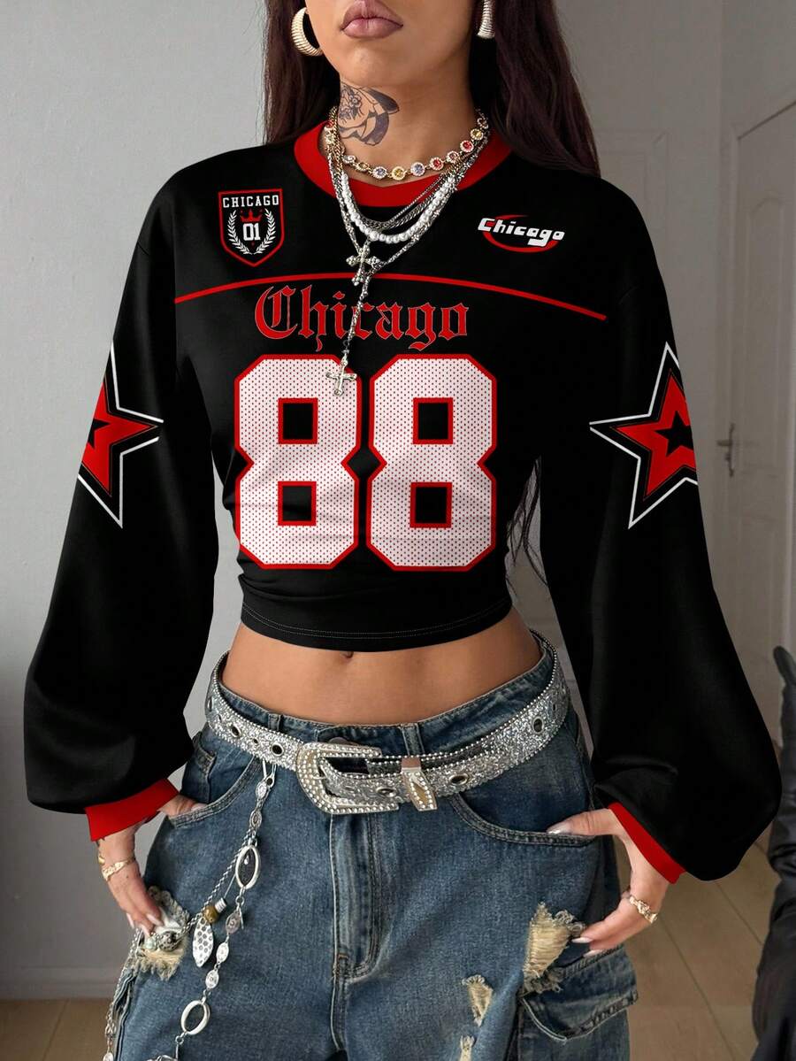 Coolane 休闲简约运动街头风，适合派对、聚会、机场等场合——采用红黑配色，饰有数字、字母和星星印花，舒适保暖，适合秋冬季节穿着。女士圆领长袖短款抽绳腰卫衣。 - 彩色 - 查看 1