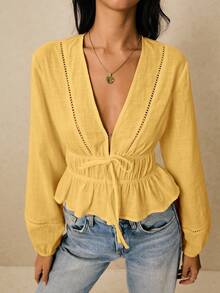 Poéselle Áo sơ mi nữ màu trơn cổ chữ V, vai thẳng, tay dài, thắt eo xếp ly, vạt áo nhún bèo. - Màu vàng - Xem 8