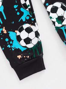 SHEIN Bộ đồ ngủ gồm 2 chiếc áo thun dài tay cổ tròn in họa tiết bóng đá phát sáng trong bóng tối và quần ngủ Pijama cho bé trai, mềm mại và thoải mái - màu xanh lá - Xem 3