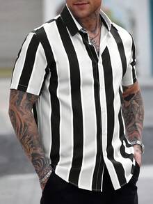 Manfinity Homme Áo sơ mi nam tay ngắn kẻ sọc cài một hàng khuy, áo sơ mi nam công sở/thường ngày, áo sơ mi nam đi nghỉ mát, áo sơ mi nam kẻ sọc cài nút, áo sơ mi nam đen trắng, áo sơ mi nam đen trắng kẻ sọc, áo sơ mi tay ngắn kẻ sọc, áo sơ mi nam mùa hè, áo sơ mi nam đi nghỉ mát, trang phục câu lạc bộ nam, trang phục đen trắng, trang phục đi nghỉ mát cho nam giới, trang phục dành cho người giàu có, trang phục hàng ngày, du lịch, công sở, quà tặng bạn trai/chồng, quà kỷ niệm/sinh nhật, quà tặng tiệc tùng, kỳ nghỉ hè, lễ hội, năm mới, đám cưới, ngày lễ tình nhân. - Đen và trắng - Xem 4