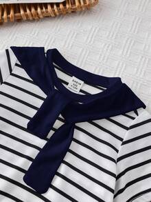 SHEIN 3件套男/女婴夏季可爱条纹短袖上衣、松紧腰短裤、披肩三件套，适合生日派对、晚宴、演出、婚礼、满月、洗礼、一周岁生日庆祝、迎婴派对等场合。