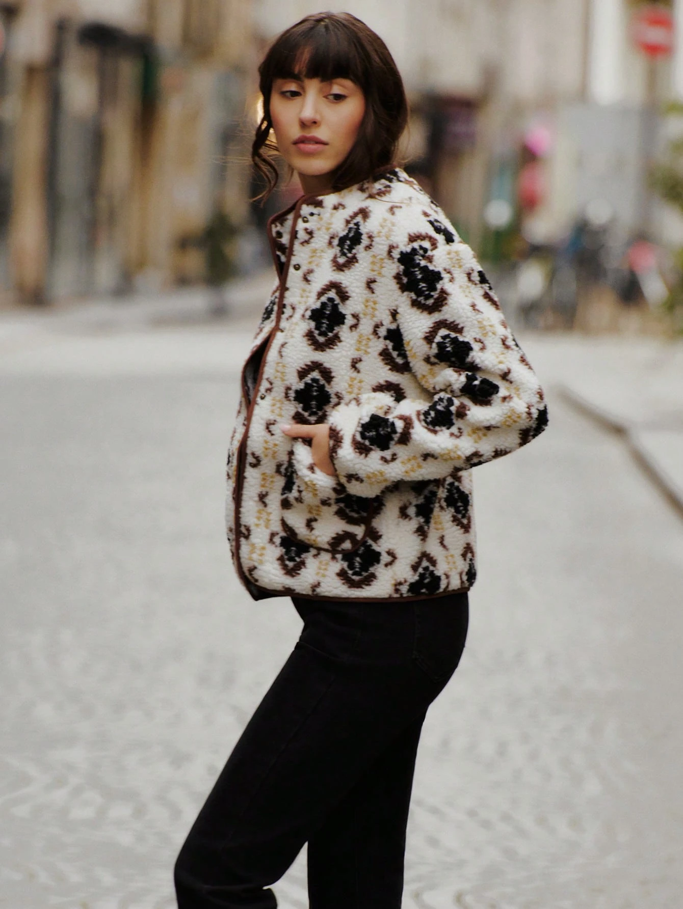 Chaqueta de sherpa con estampado floral crema con ribete de contraste y cierre de botón a presión, ropa de mujer para otoño, invierno y primavera, chaquetas de mujer para primavera e invierno, chaquetas cortas para mujer, chaquetas cortas, chaqueta bomber, estilo francés, estilo parisino