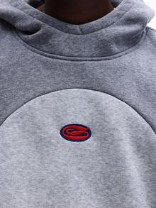 SUMWON 常规款男士宽松圆形图案套头连帽衫，撞色Logo细节，休闲街头风纯色 - 灰色 - 查看 5