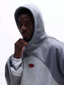 SUMWON 常规款男士宽松圆形图案套头连帽衫，撞色Logo细节，休闲街头风纯色 - 灰色 - 查看 6