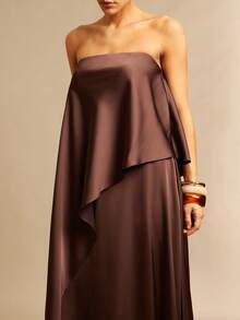 Silquee 这款女士醋酸纤维缎面无肩带上衣采用不对称下摆设计。优雅飘逸的棕色缎面无肩带上衣，简约的设计使其成为春夏的理想之选，尤其适合派对和宴会等场合。纯色设计也使其成为情人节、约会、婚礼、晚间外出和浪漫之旅的完美之选。这款上衣散发着既干练又柔美的魅力，是时尚的夏季上衣和度假必备单品。 - 咖啡棕 - 查看 4