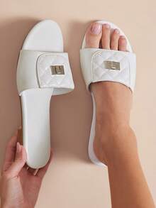 SHUZIA Sandalias deslizantes blancas de cuero vegano acolchadas con decoración dorada de casillero - Elegantes, con textura y eternamente elegantes. Día de San Valentín - Blanco - Ver 3