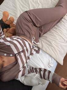 SHEIN Conjunto de pijama casual de mujer con cuello en V y estampado de rayas de manga larga - Caqui - Ver 5