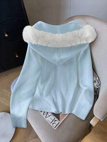 GlowEve CURVE Áo khoác cardigan dệt kim có mũ màu trắng kem, thanh lịch và dịu dàng, cỡ lớn, thích hợp cho mùa thu/đông. Vành mũ bông xù tạo thêm nét ngọt ngào, thiết kế khóa kéo đơn giản và tiện dụng, dễ dàng tạo nên phong cách ấm áp và thư thái cho mùa thu/đông. - Màu xanh lam - Xem 2