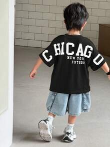 SHEIN Áo thun nam trẻ tuổi kiểu dáng thể thao thường ngày, năng động, phong cách sinh viên, đường phố, dễ thương, rộng rãi, cổ tròn, kiểu Nhật Bản và Hàn Quốc, có chữ in phía sau. Thích hợp cho đi học, dự tiệc sinh nhật, tiệc tối, biểu diễn, đám cưới, lễ rửa tội, lễ khai trương, mặc hàng ngày, đi học, du lịch, thể thao, mùa xuân và mùa hè. - màu đen - Xem 4
