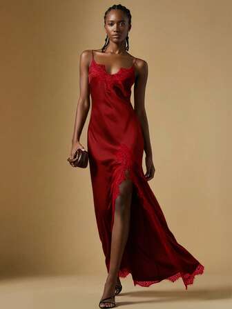 Briarwyn Damklänning med öppna axlar, spaghettiband och svart spets, lapptäcke, hög slits i nederkant